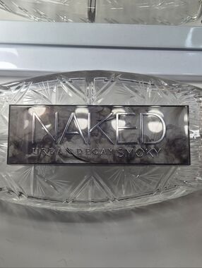Urban Decay Naked Smoky Eyeshadow Palette Brush Included